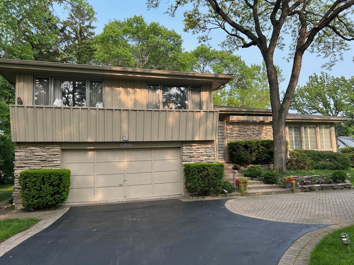 73 W Canterbury Ln., Northfield, IL 60093