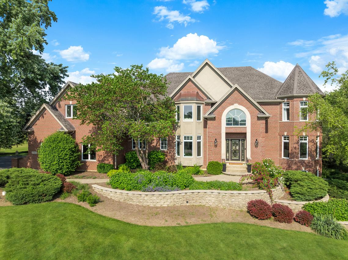 5N481 E Lakeview Cir., St. Charles, IL 60175