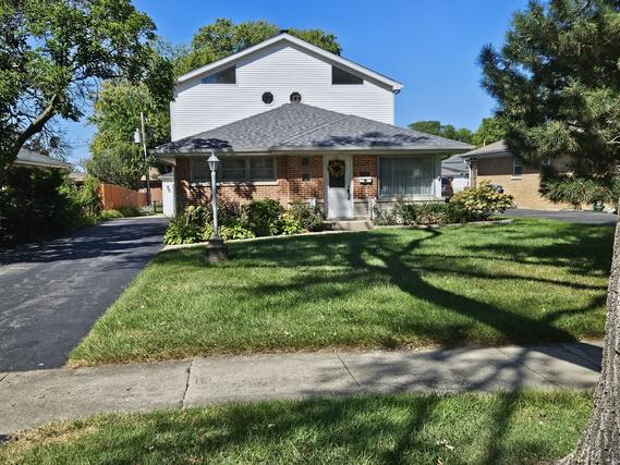 928 S Hillcrest Ave., Elmhurst, IL 60126
