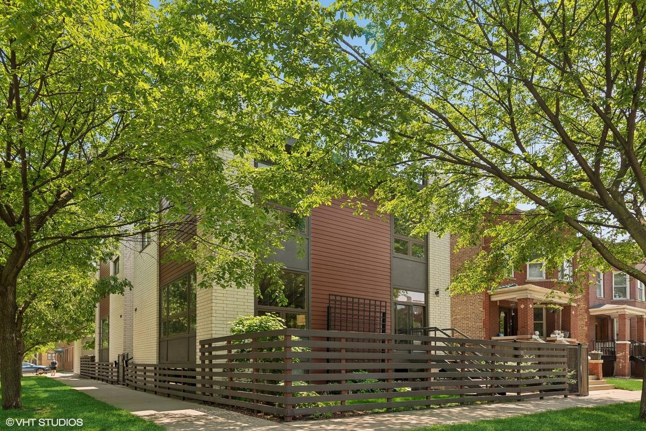 3721 W Roscoe St., Chicago, IL 60618