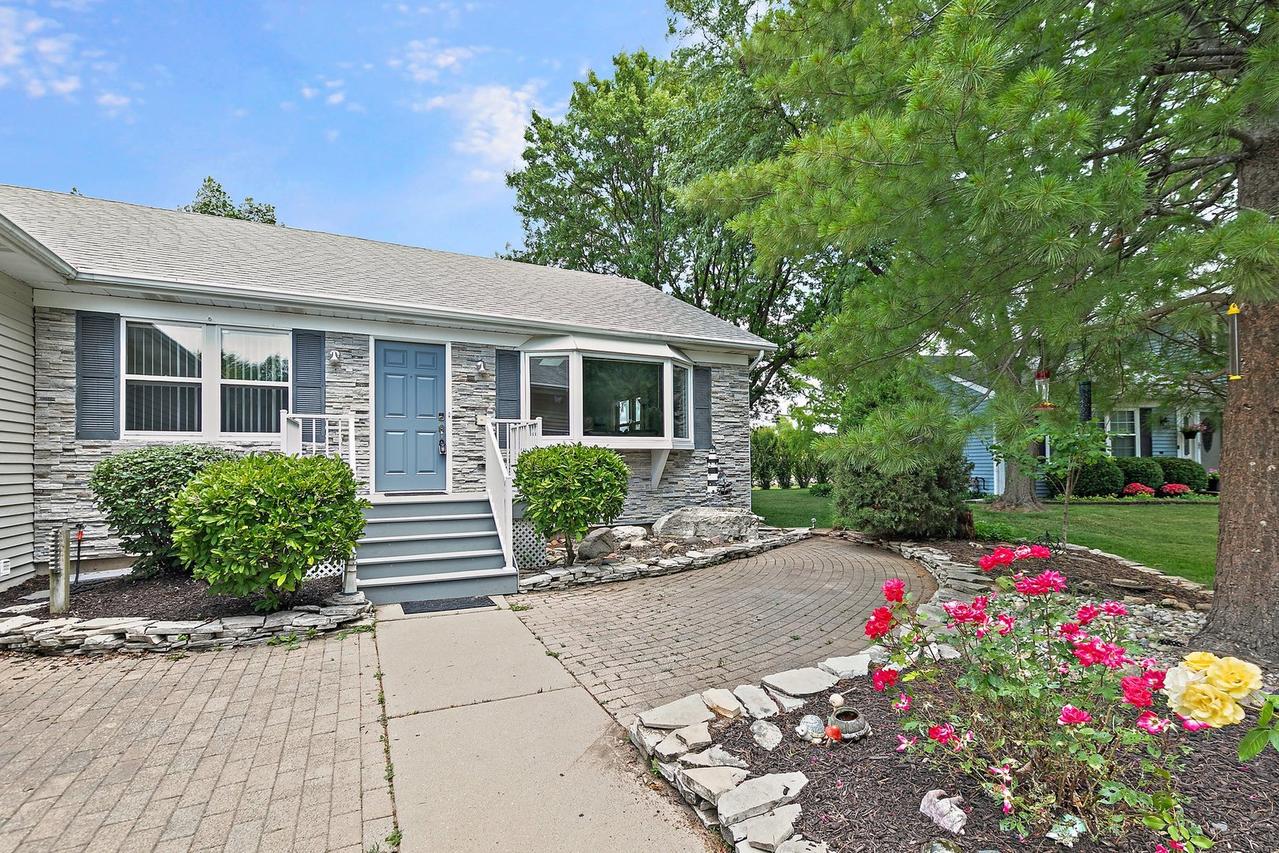 2040 Honey Locust Dr., Algonquin, IL 60102