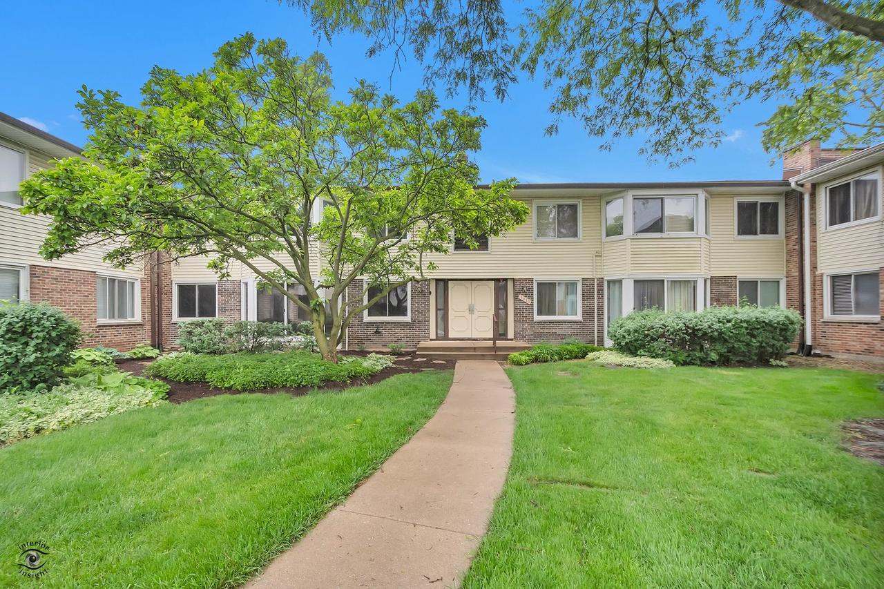 3030 Roberts Dr. #4, Woodridge, IL 60517