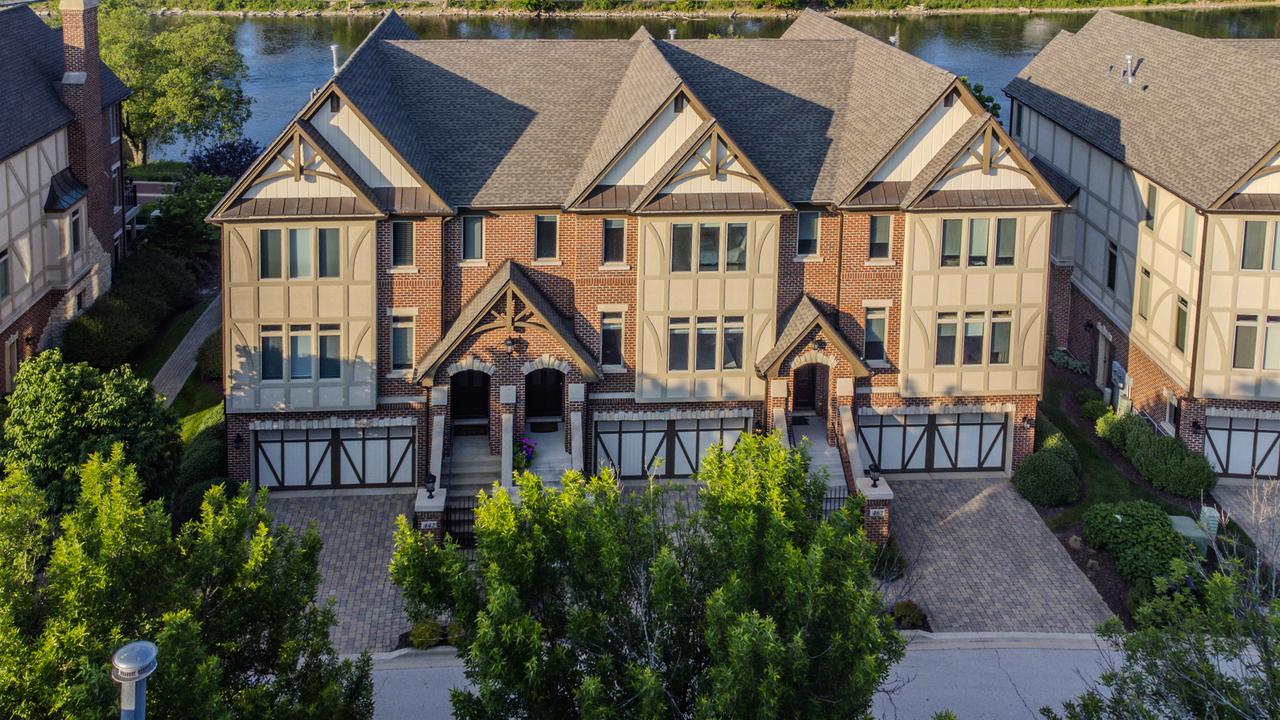 452 Brownstone Dr., St. Charles, IL 60174