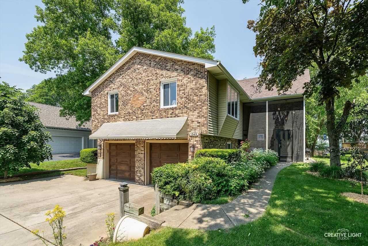 1549 Lake Holiday Dr., Lake Holiday, IL 60548