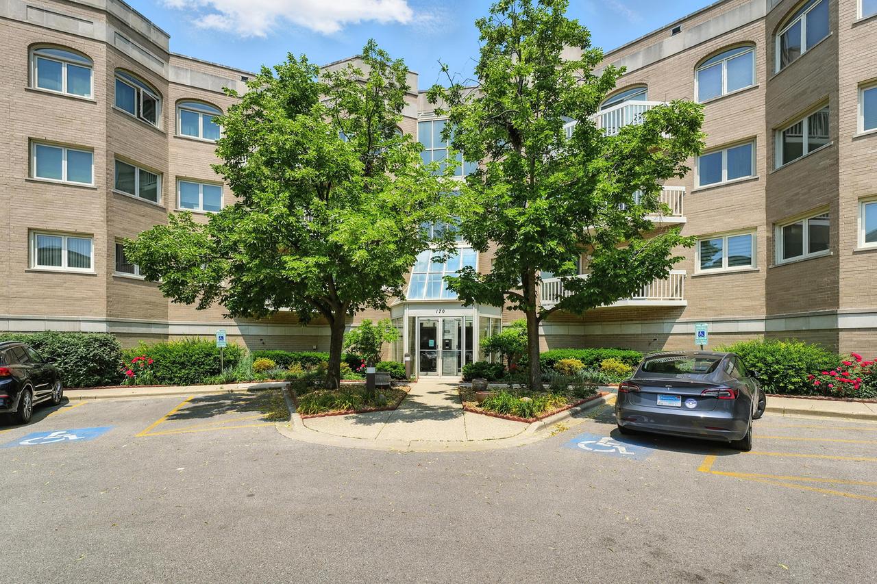 170 Manchester Dr. #406, Buffalo Grove, IL 60089