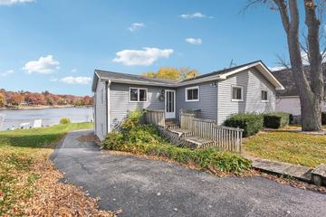 7 Holiday Dr., Lake Holiday, IL 60552