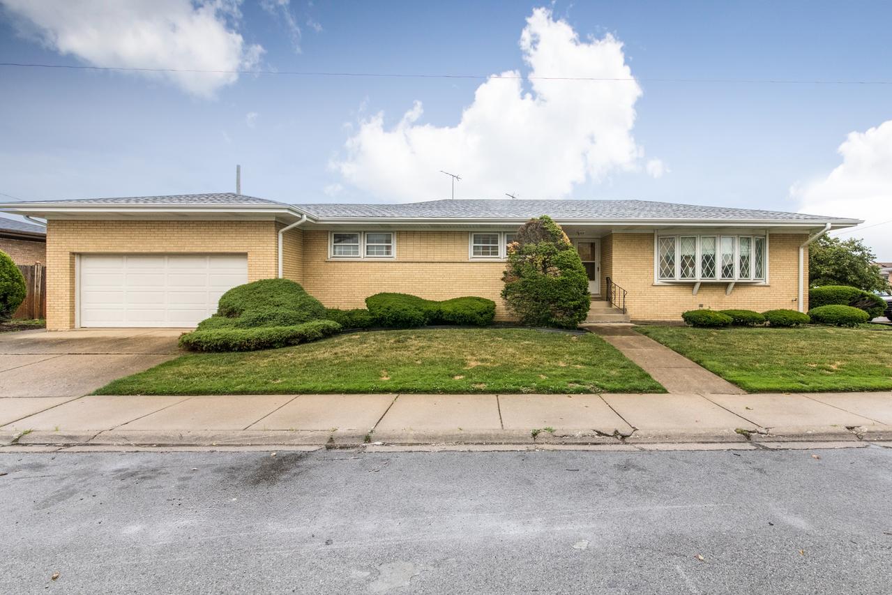 8560 W Winona St., Chicago, IL 60656
