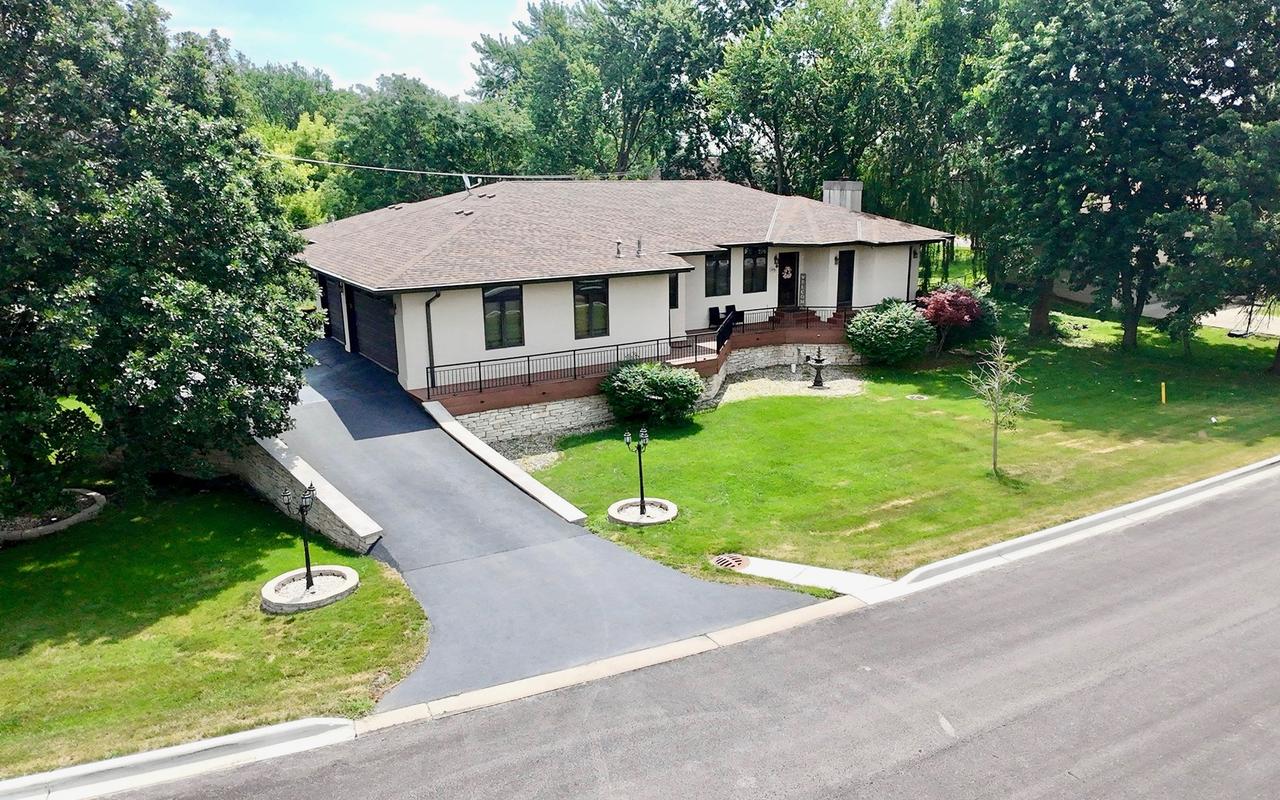 1S701 Eisenhower Rd., Oakbrook Terrace, IL 60181