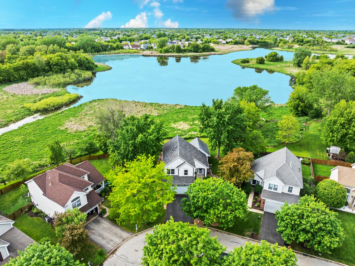 7 Farmington Ct., Lake In The Hills, IL 60156