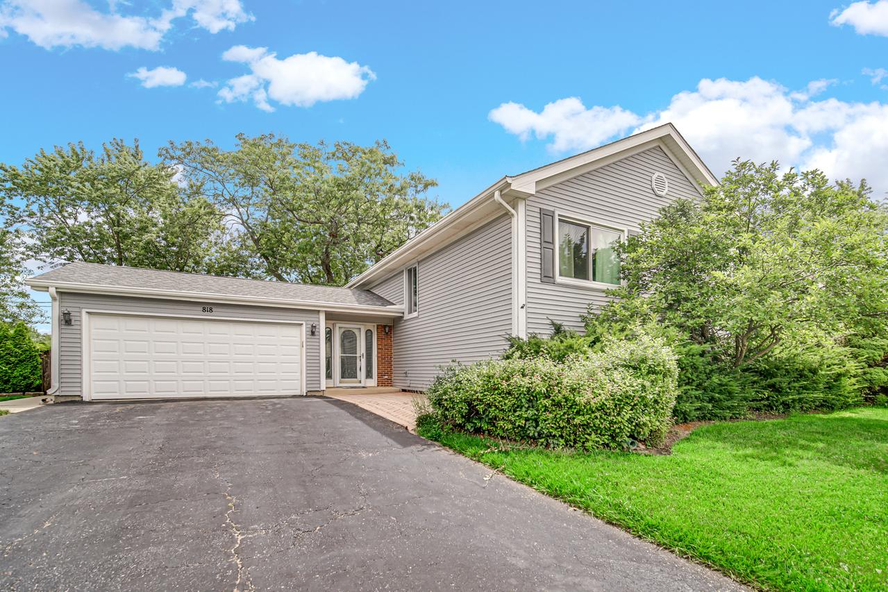 818 Woodbine Cir., Lake Zurich, IL 60047