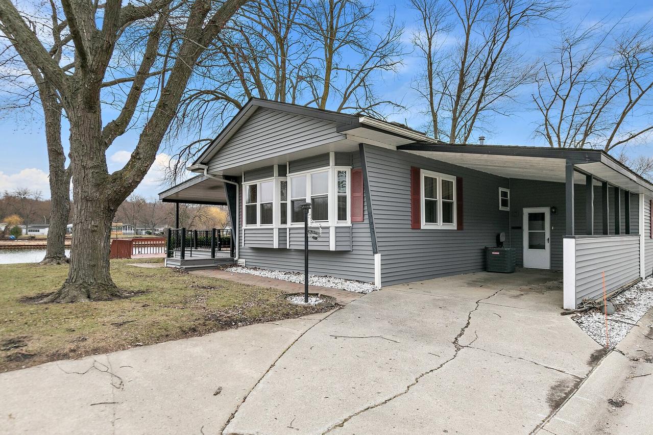 221 Big Peninsula Rd., Elgin, IL 60123