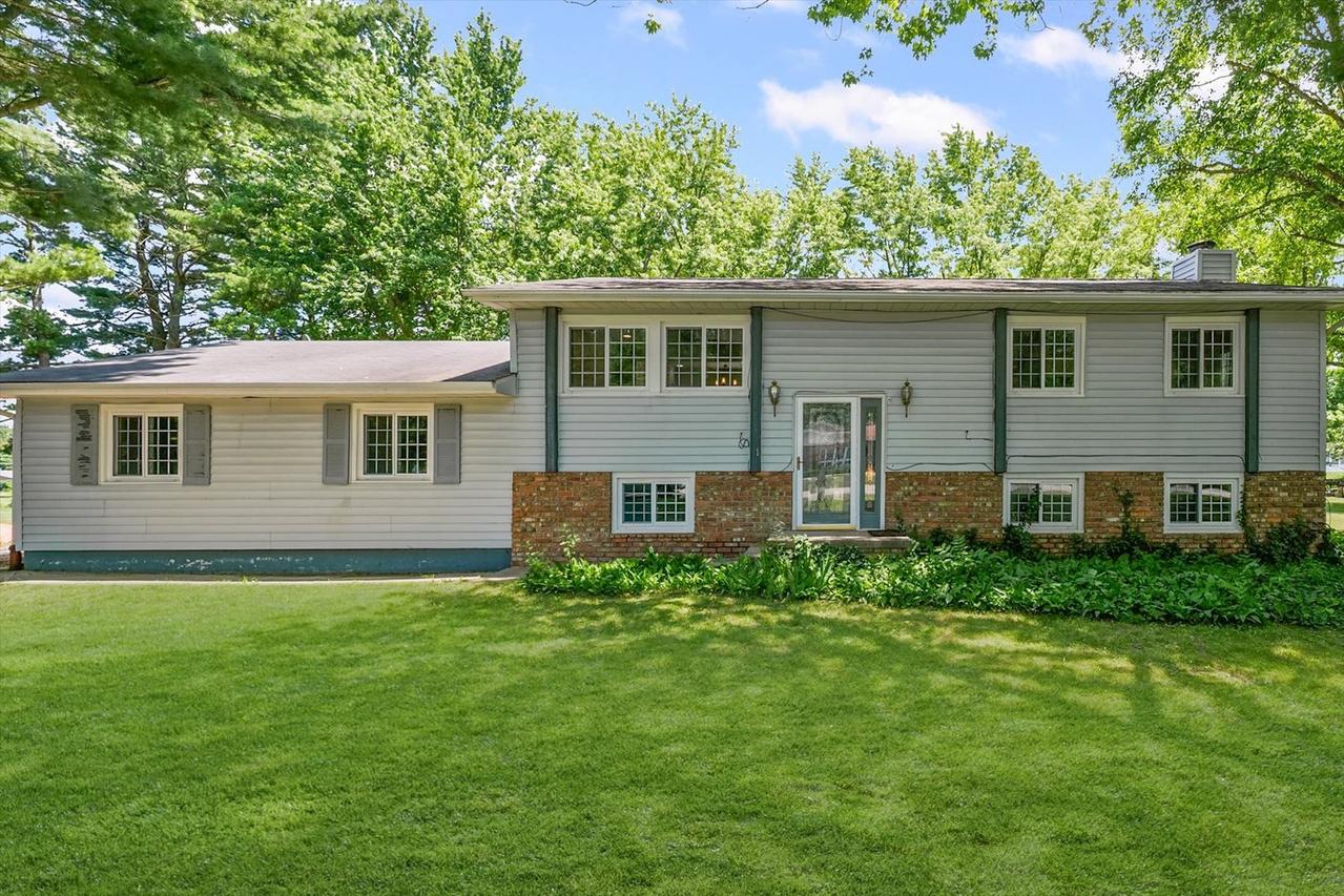 12126 Maple Hill Dr., Farmer City, IL 61842