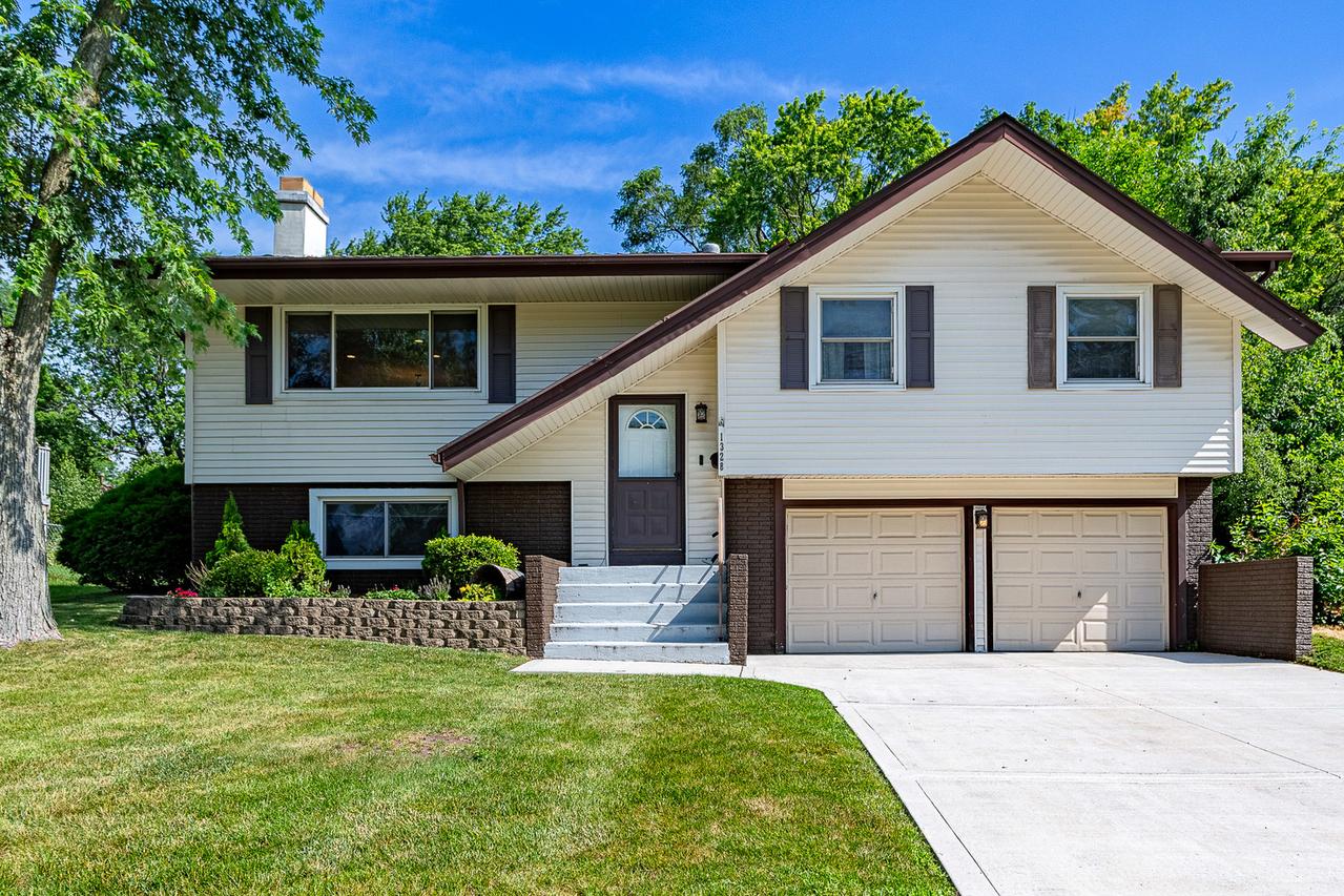 1328 Concord Ln., Schaumburg, IL 60193