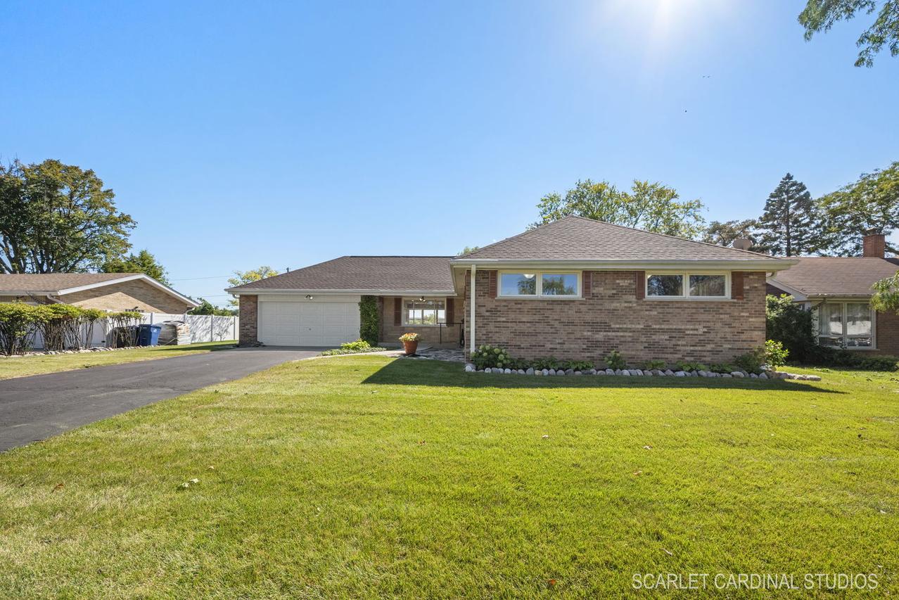 37 W Leslie Ln., Villa Park, IL 60181
