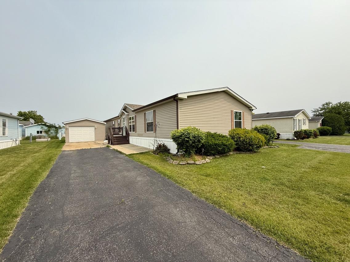 9 Swallow Ln., Beecher, IL 60401