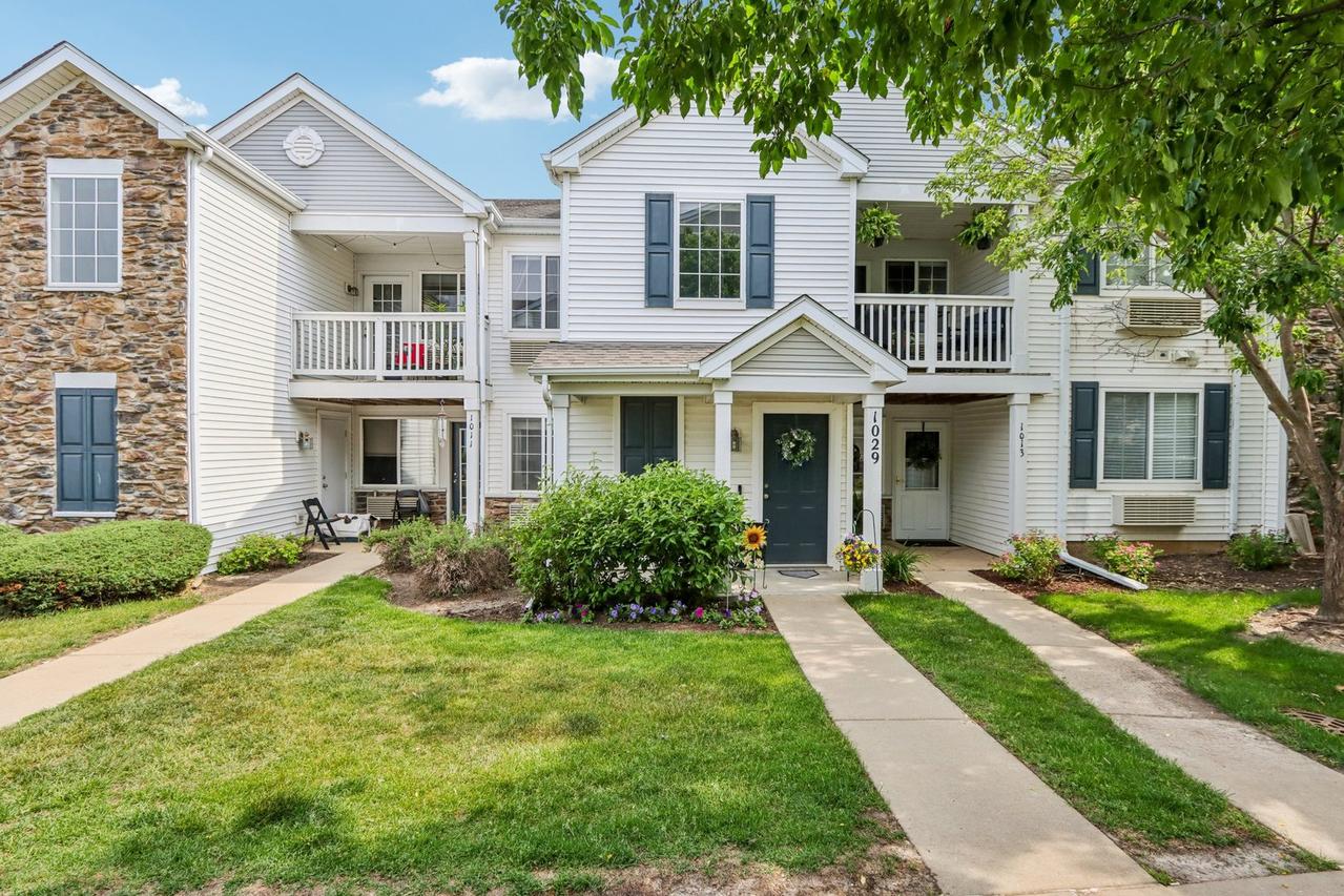 1013 Silverstone Dr., Carpentersville, IL 60110