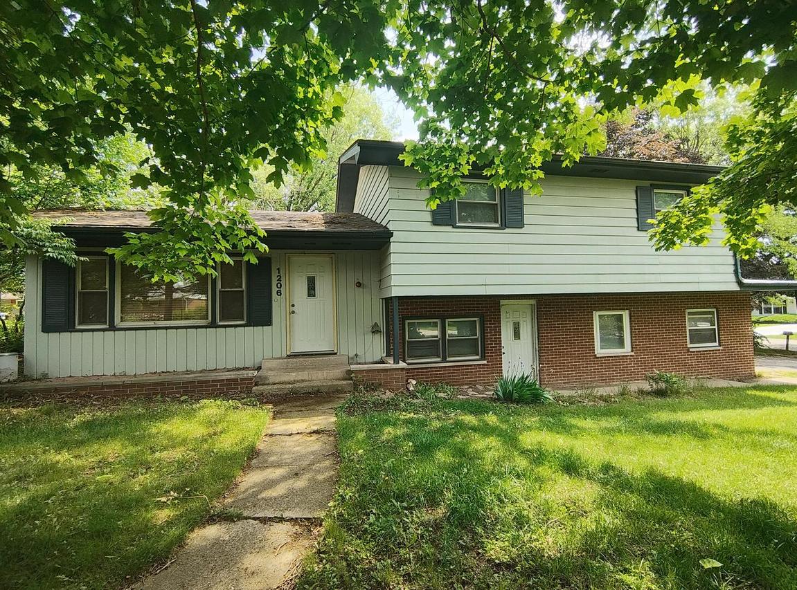 1206 University Dr., Dekalb, IL 60115