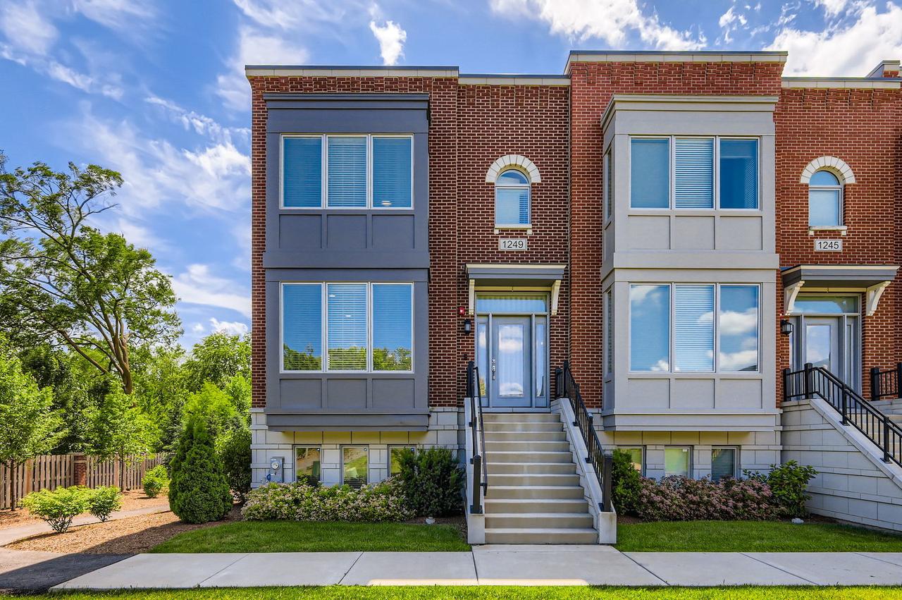 1249 Gateway Ct., Northbrook, IL 60062