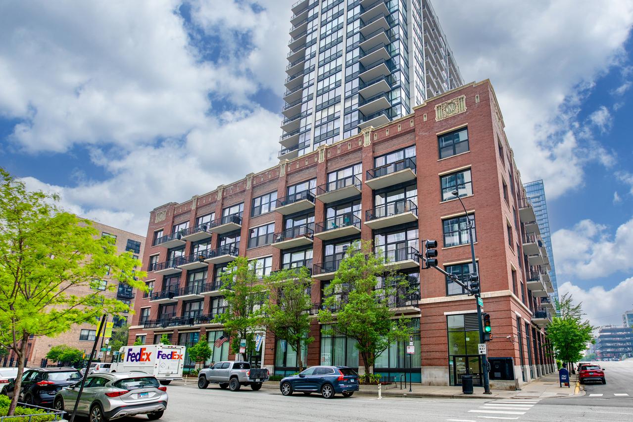 210 S Desplaines St. #1410, Chicago, IL 60661
