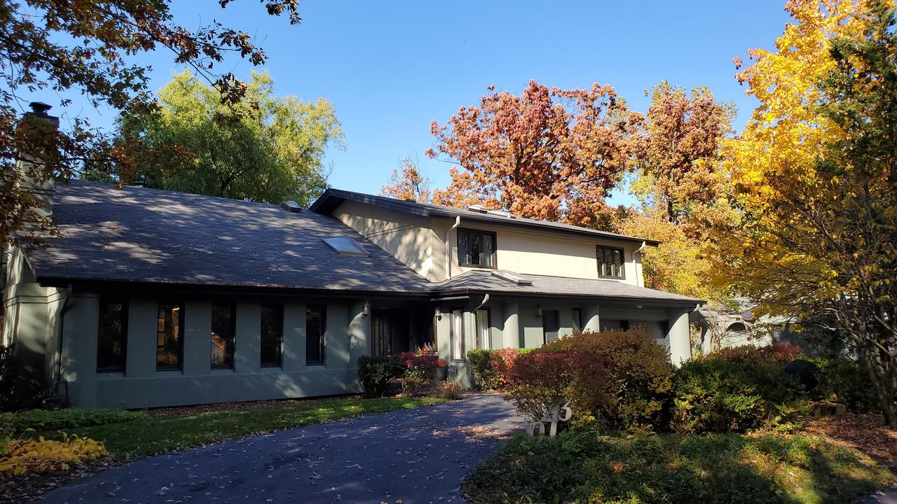 1043 Ridgewood Dr., Highland Park, IL 60035
