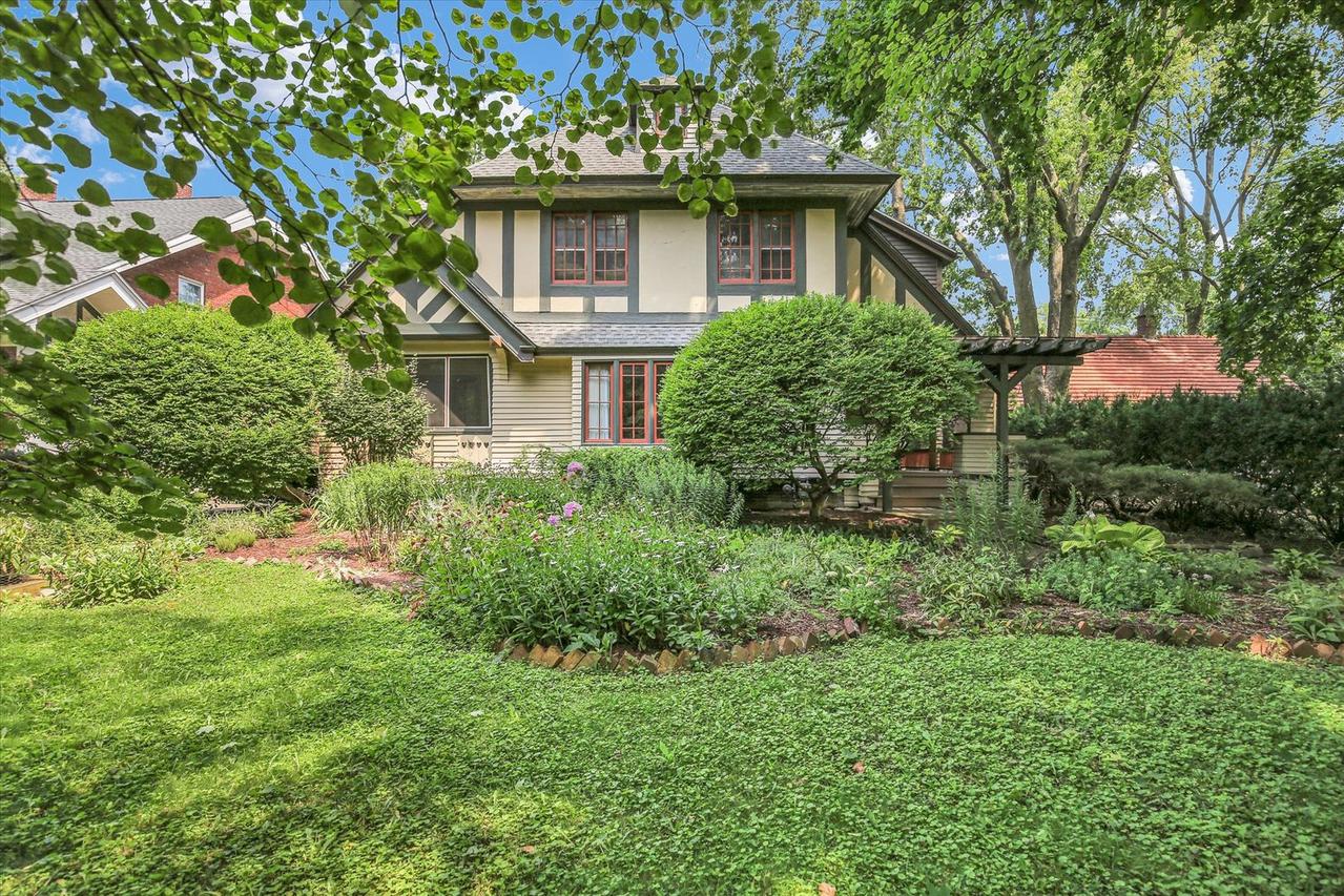 910 W Park Ave., Champaign, IL 61821