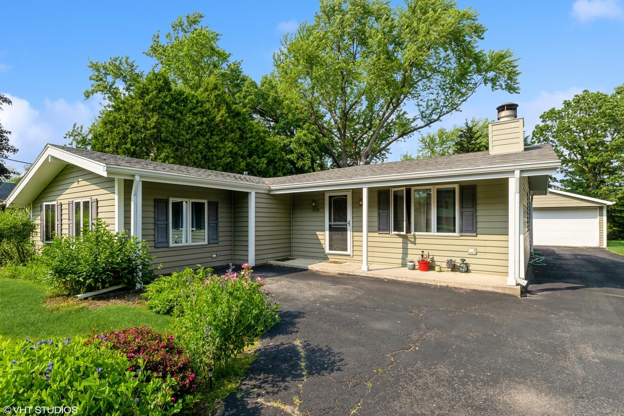 1908 Hazelwood Dr., Lindenhurst, IL 60046