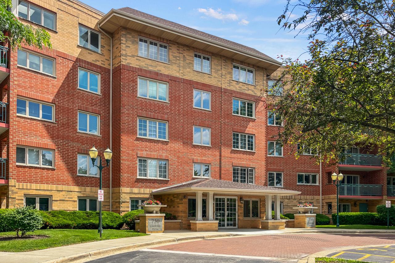 730 Creekside Dr. #104, Mount Prospect, IL 60056