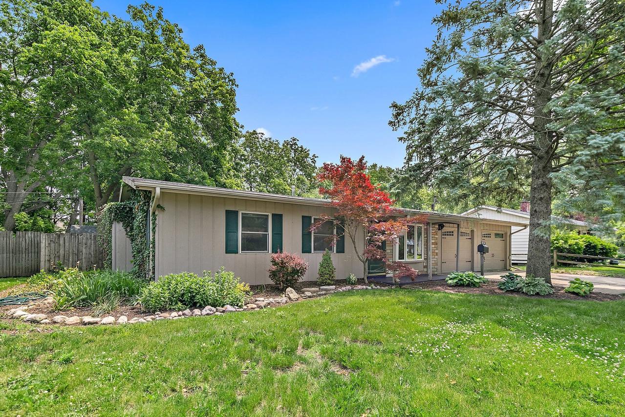 1521 Hulmes Dr., DeKalb, IL 60115