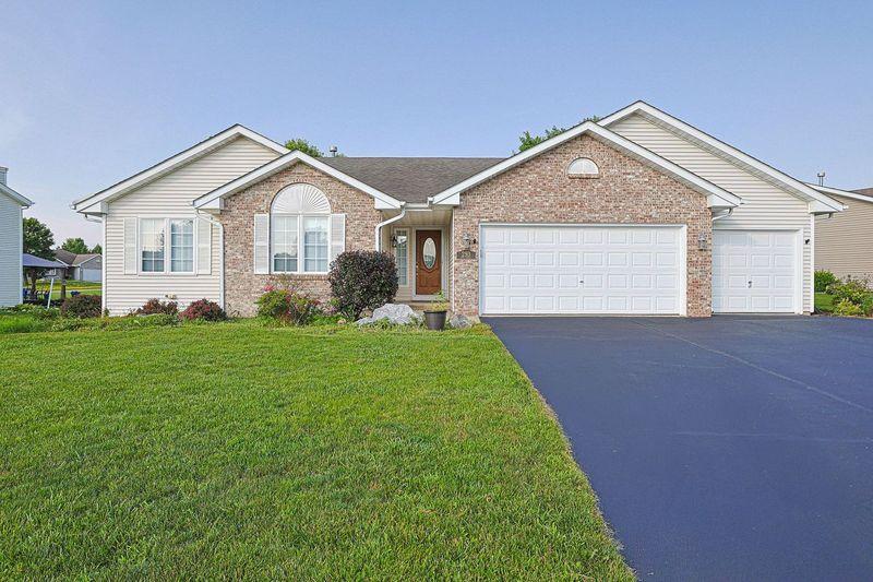 293 Oak St., Poplar Grove, IL 61065