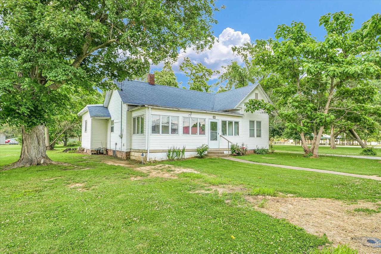 215 E Blevins St., Oakland, IL 61943