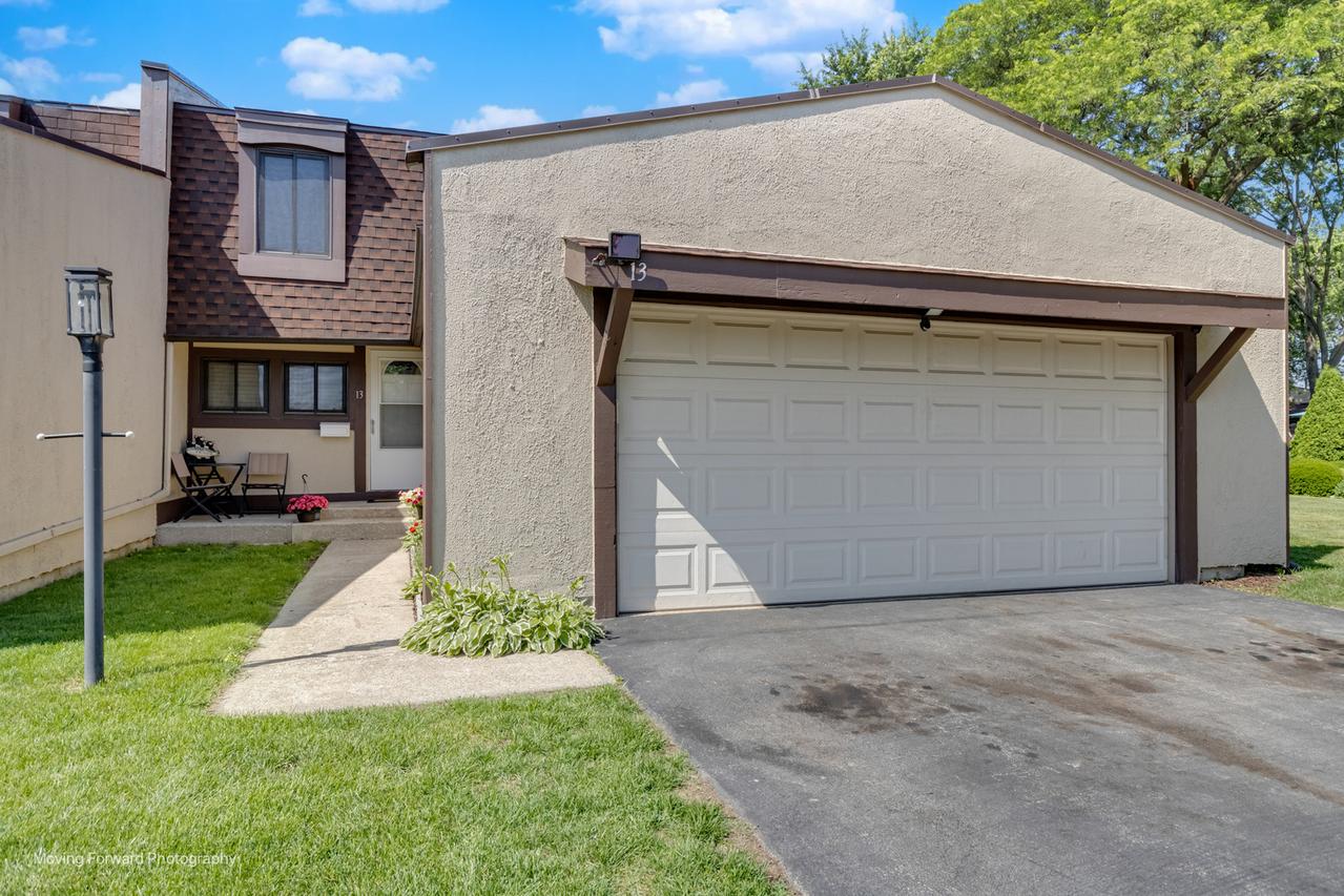 13 Sweetwood Ct., Indian Head Park, IL 60525