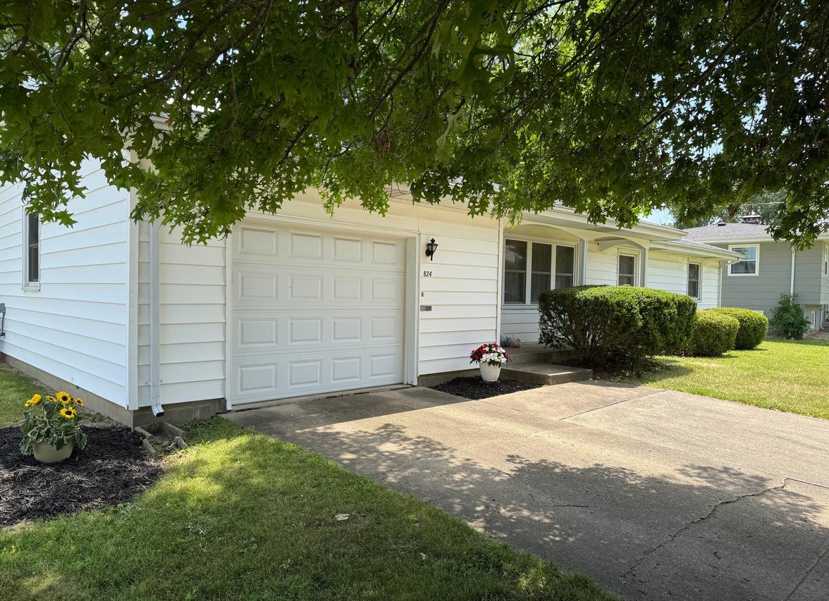 824 Kenton Dr., Charleston, IL 61920