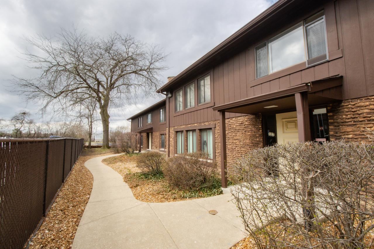 107 65th Lake Dr. #202, Westmont, IL 60559