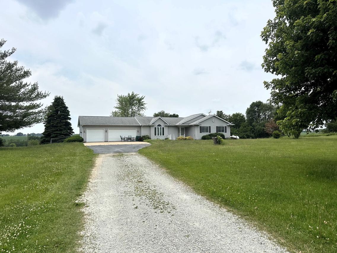 27561 Pilgrim Rd., Sterling, IL 61081