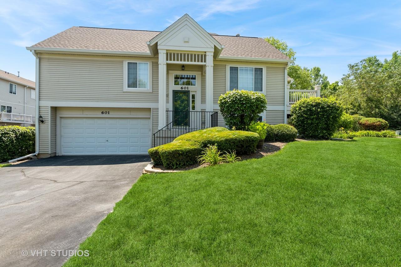 601 Cary Woods Cir., Cary, IL 60013