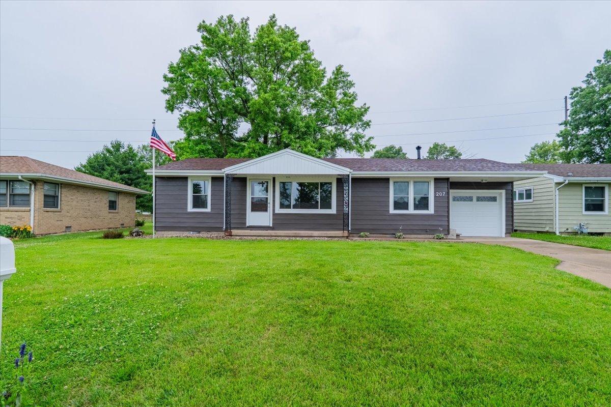207 Cedar Dr., Clinton, IL 61727