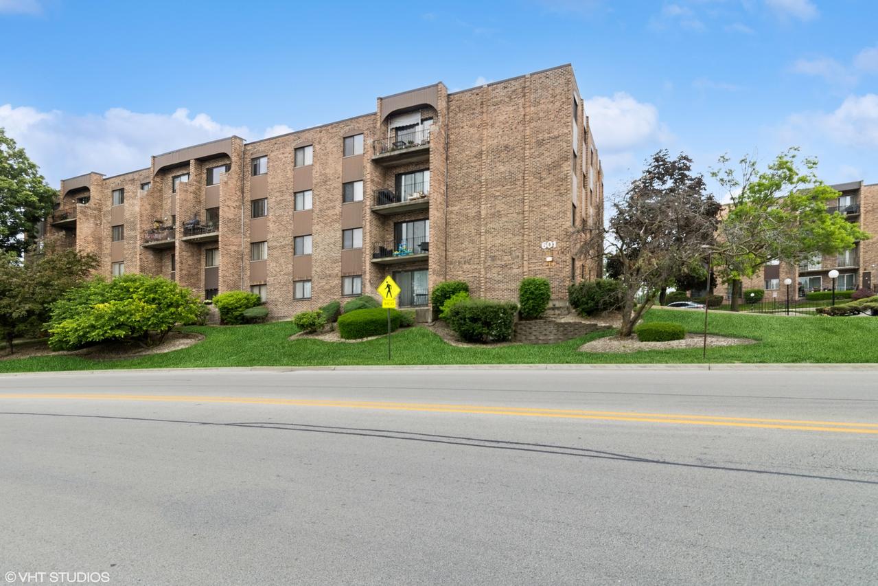 601 W Huntington Comm Rd. #305, Mount Prospect, IL 60056