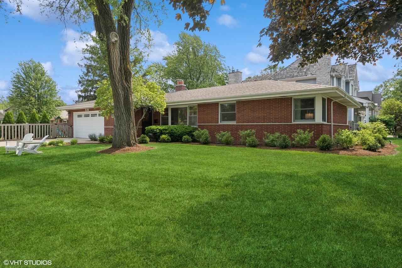 506 Briarhill Ln., Glenview, IL 60025