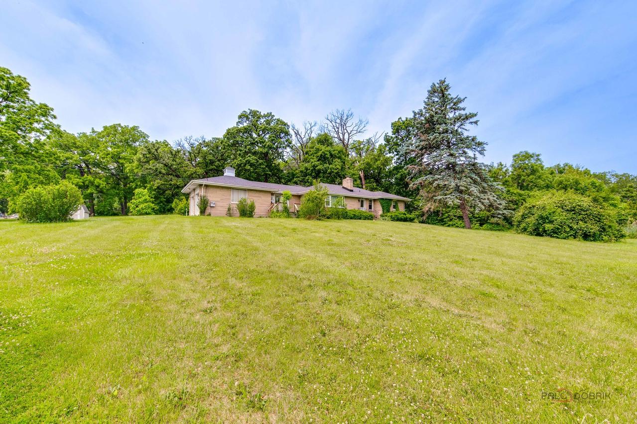 38W333 Oakwood Dr., St. Charles, IL 60175