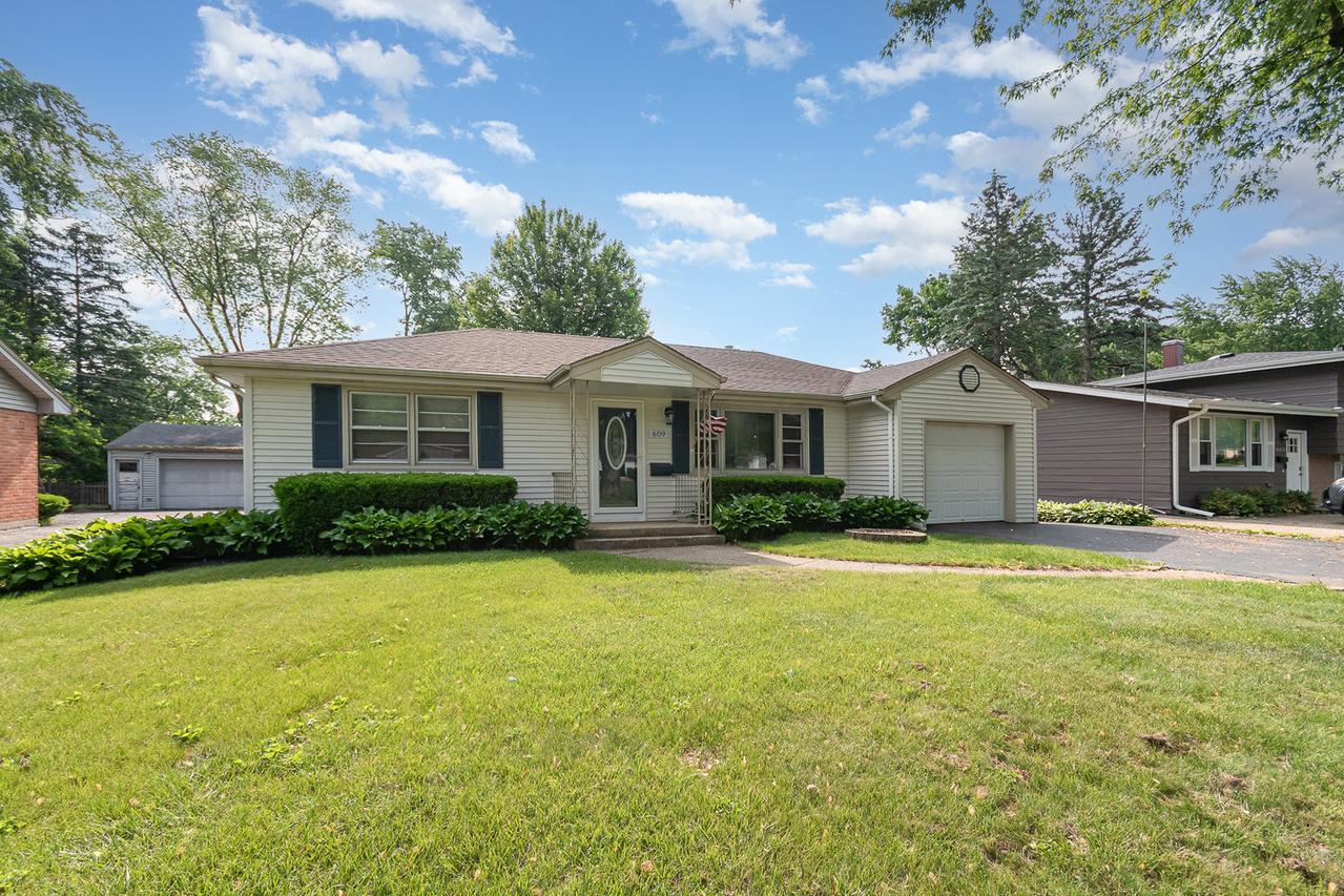 609 Oakwood Dr., Grayslake, IL 60030