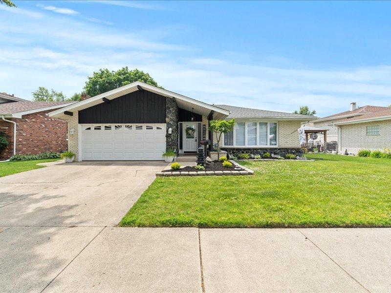 9526 S Kilbourn Ave., Oak Lawn, IL 60453