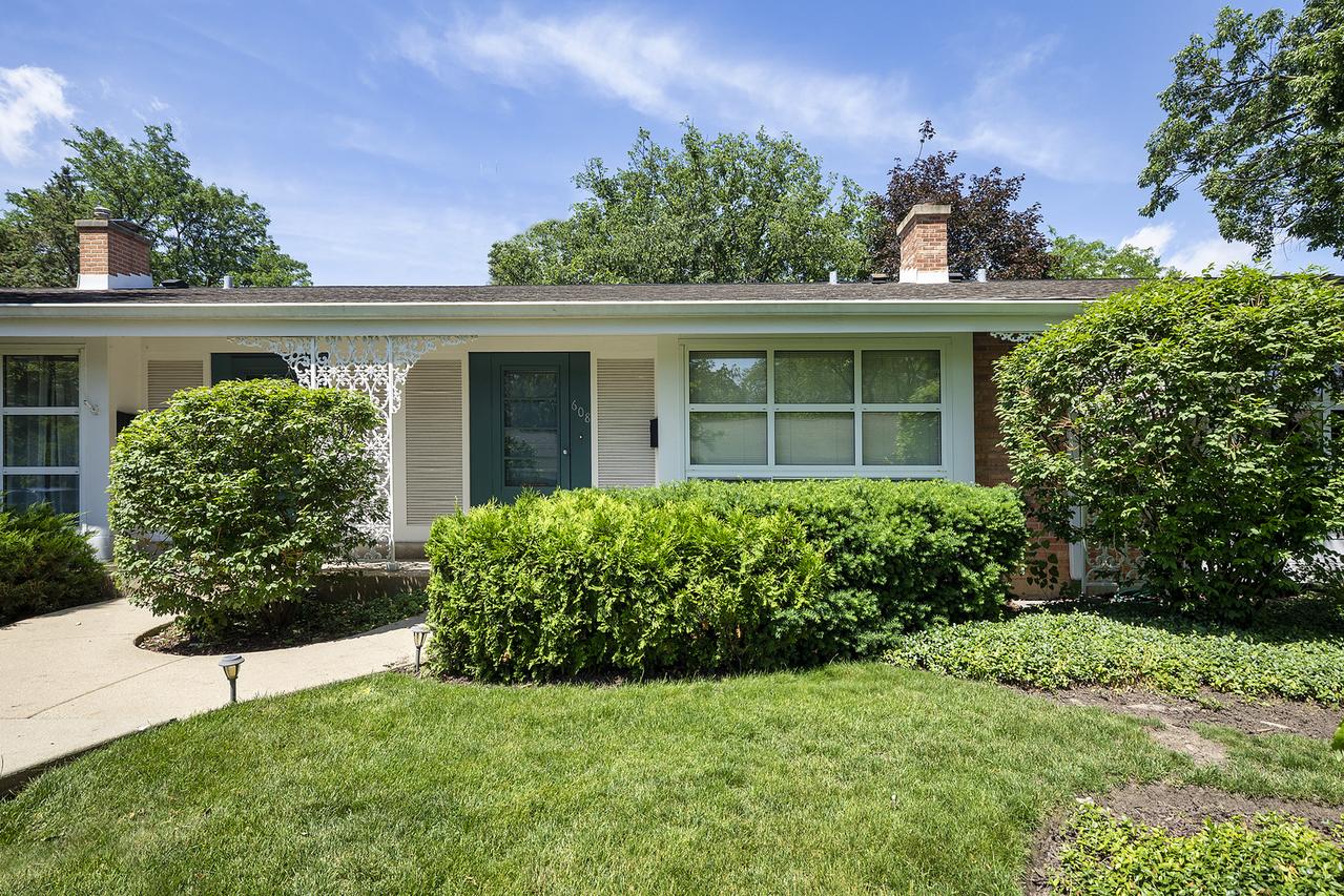 608 Carriage Hill Dr., Glenview, IL 60025