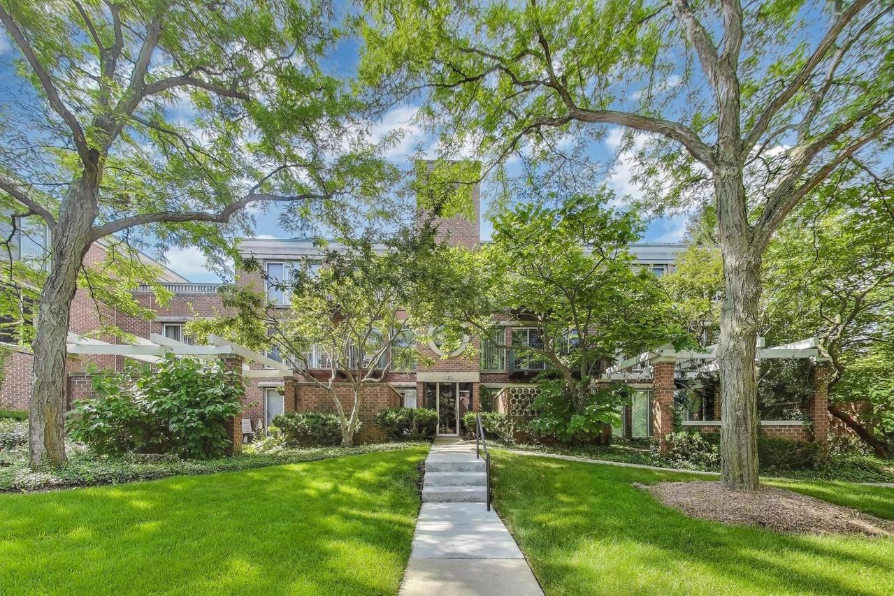 3030 Arbor Ln. #203, Northfield, IL 60093
