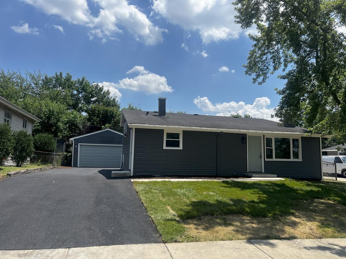 805 Monroe Ave., Carpentersville, IL 60110