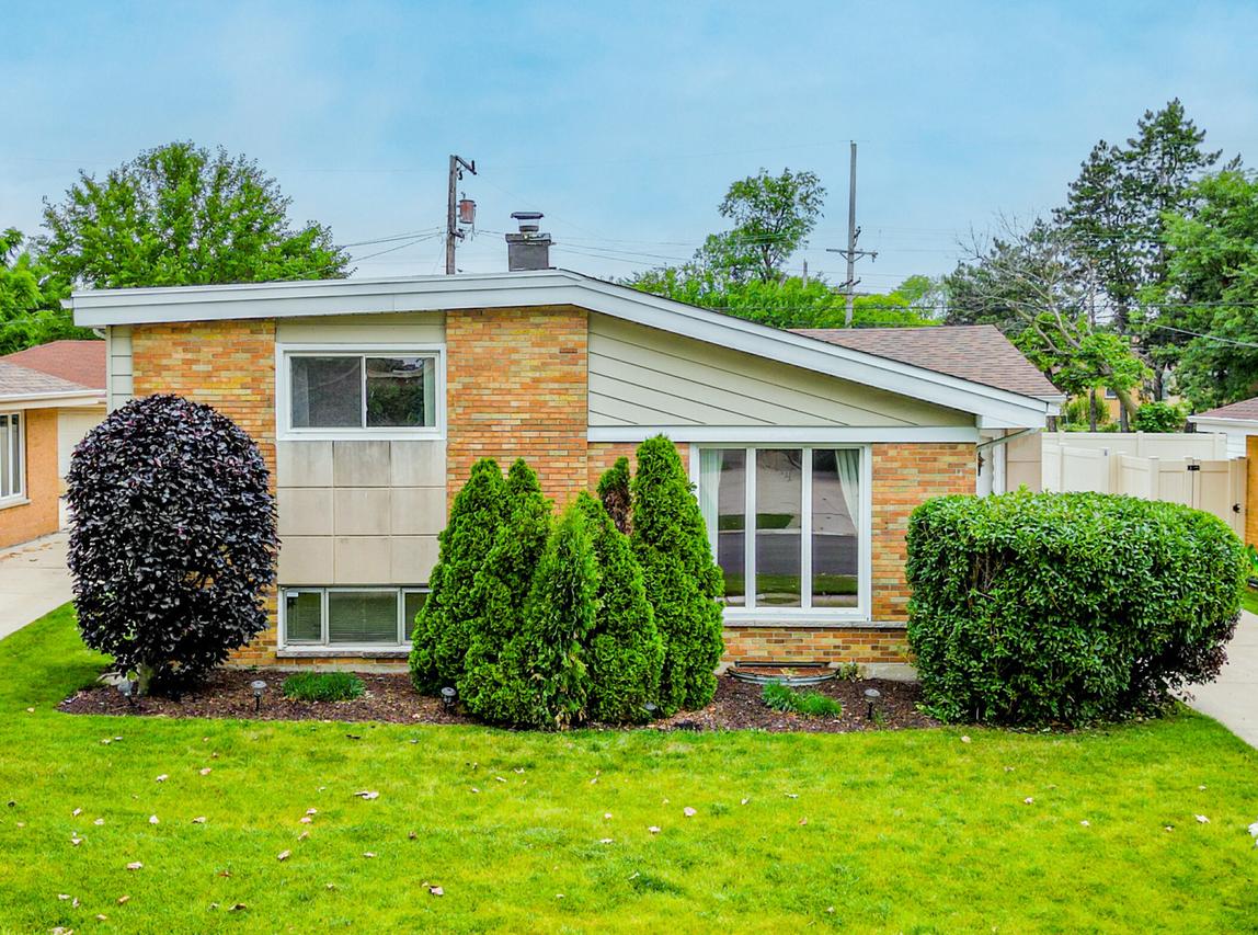 10910 Robinhood St., Westchester, IL 60154