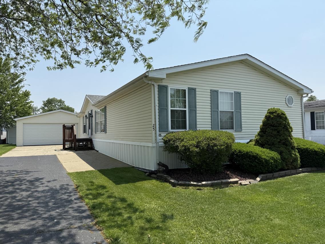 25 Finch Ln., Beecher, IL 60401