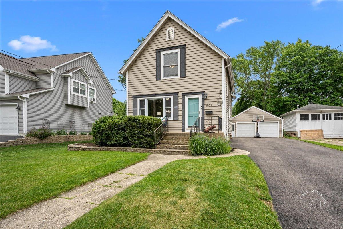 907 Illinois Ave., St. Charles, IL 60174