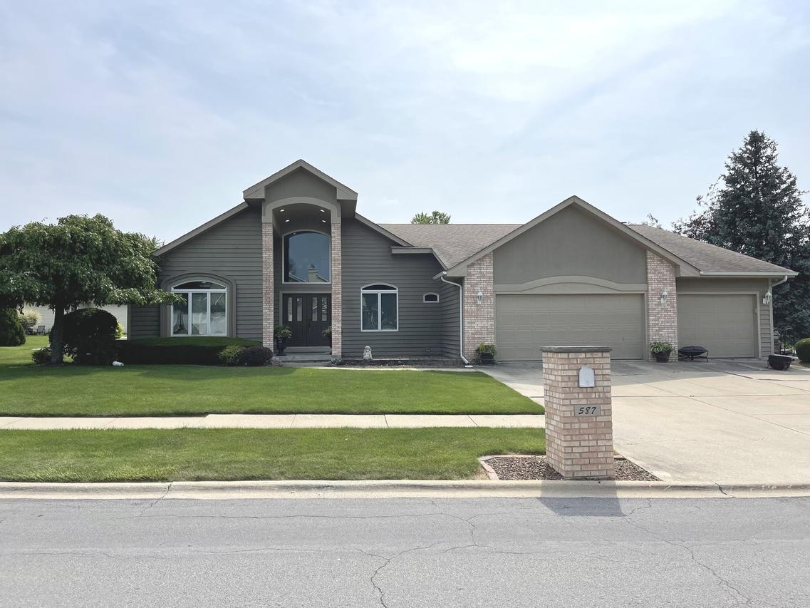 587 Turnberry Dr., Bourbonnais, IL 60914