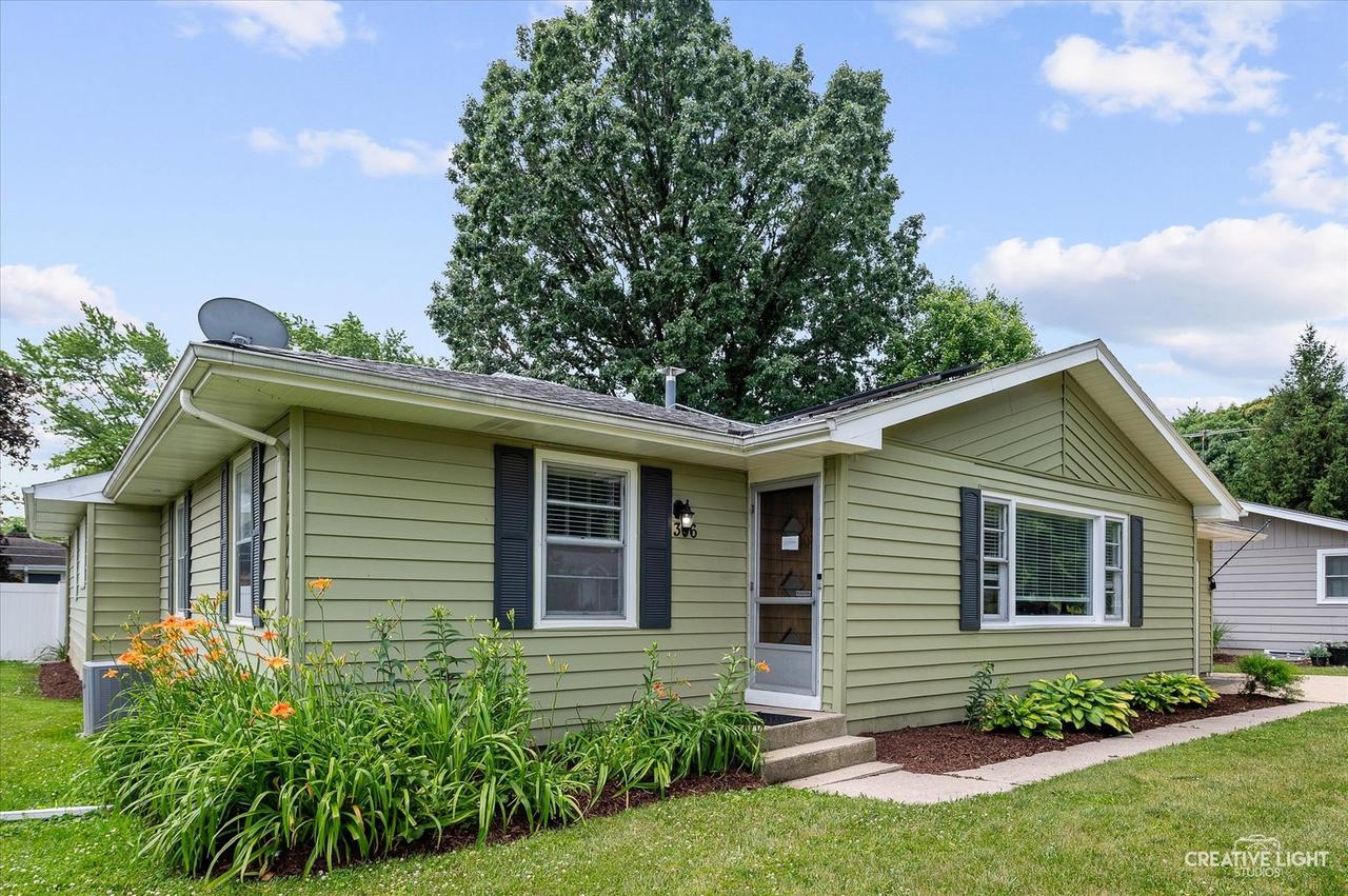 306 Hillside Pl., North Aurora, IL 60542
