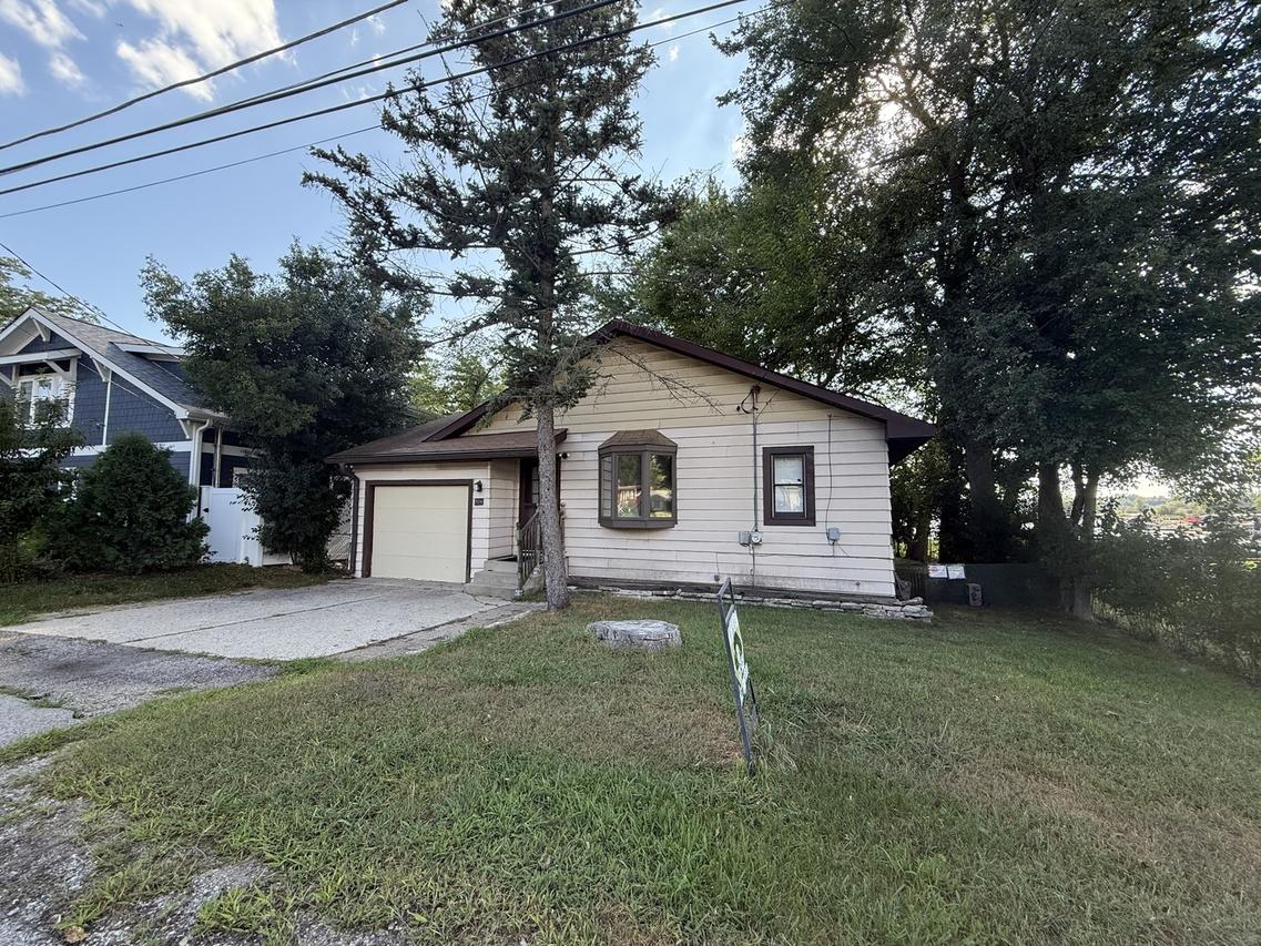 709 Lake Shore Dr., Wauconda, IL 60084